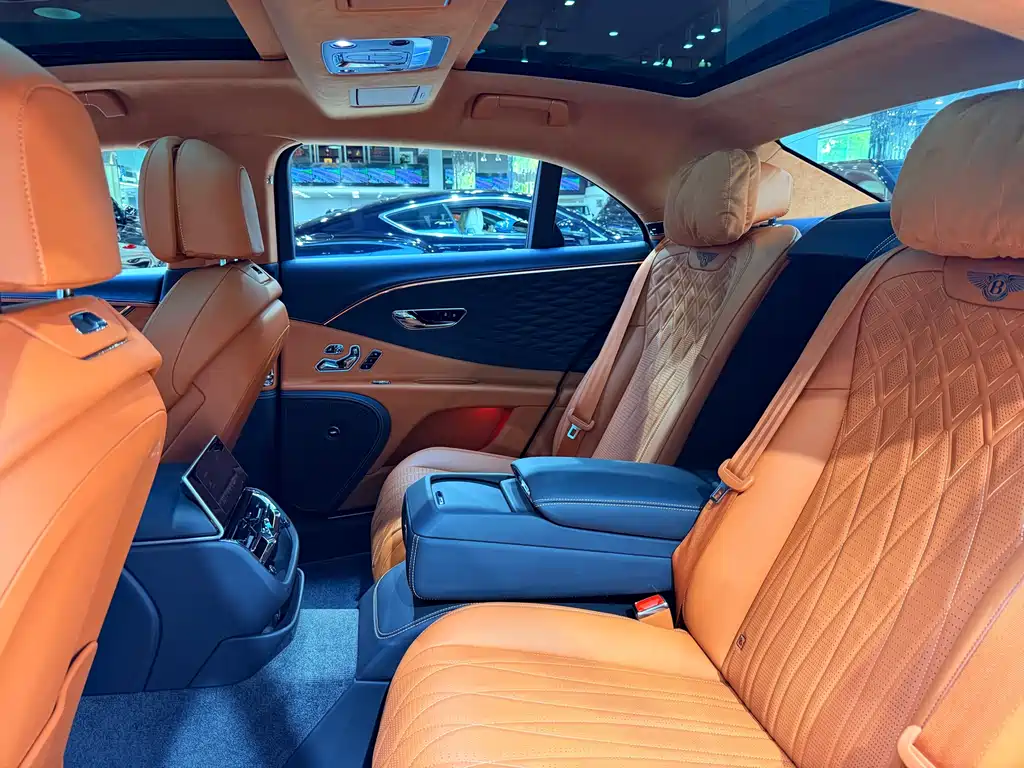 Bentley Flying Spur 2024 — фото 14