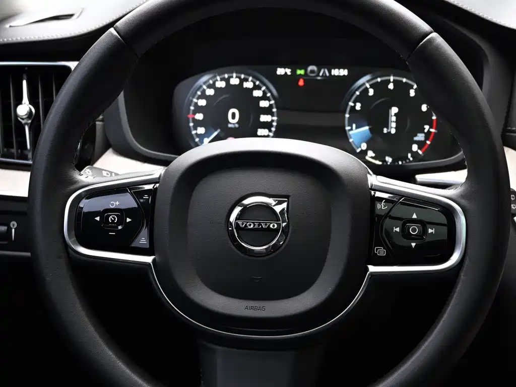 Volvo XC60 2020 — фото 25