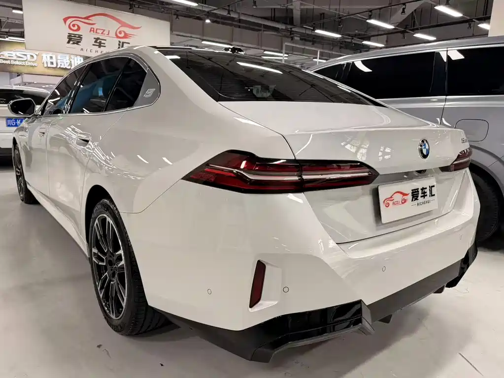 BMW 5 Series 2025 — фото 16