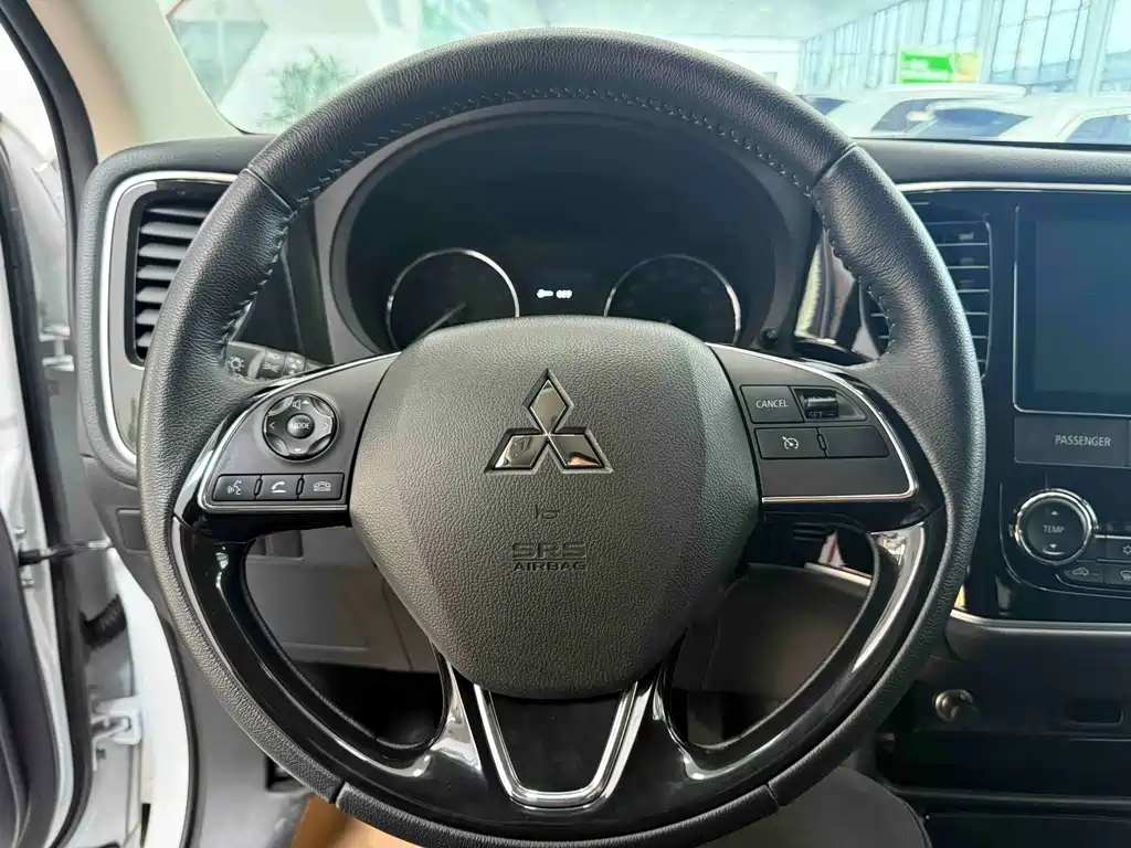 Mitsubishi Outlander 2022 — фото 12