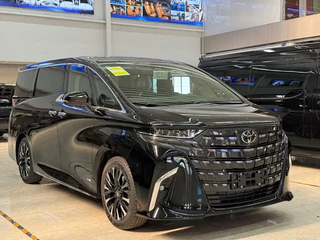 Toyota Alphard — фото 1