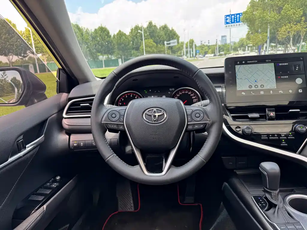Toyota Camry 2023 — фото 12