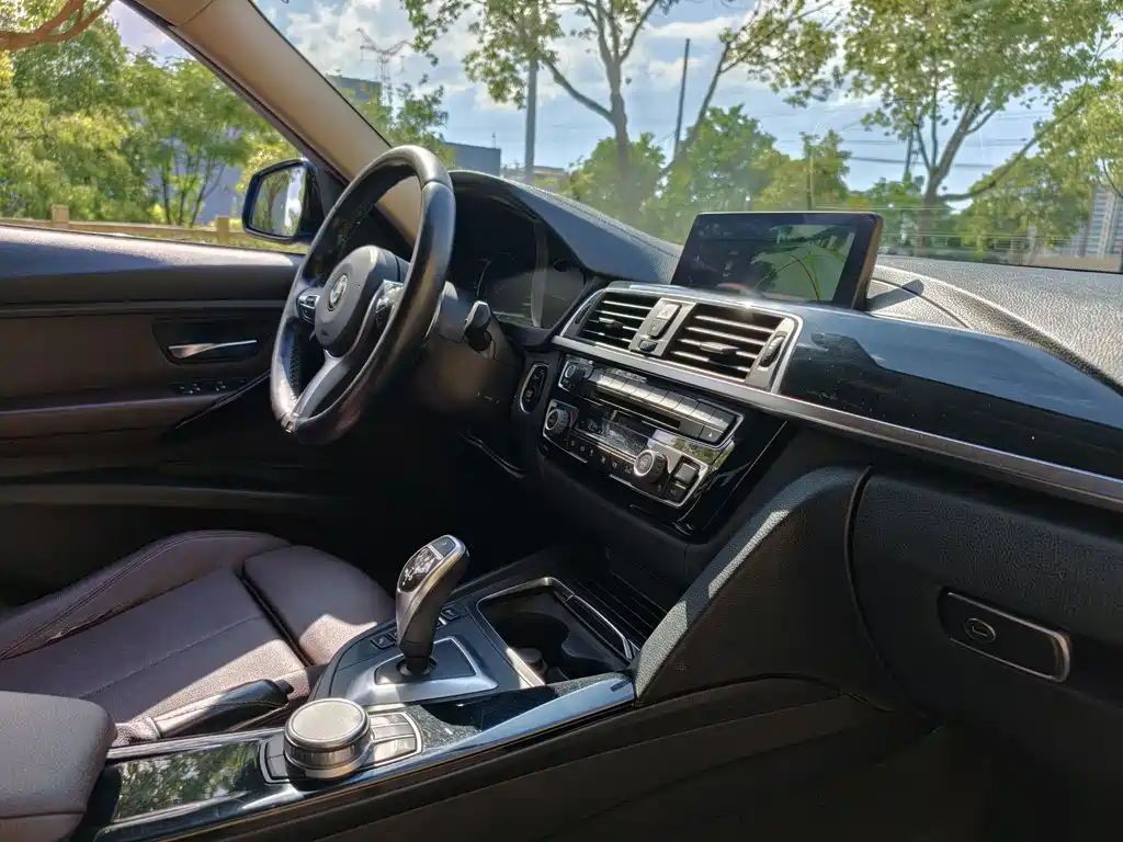 BMW 3 Series 2018 — фото 25