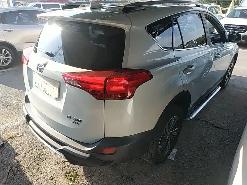 Toyota RAV4 2015 — фото 7