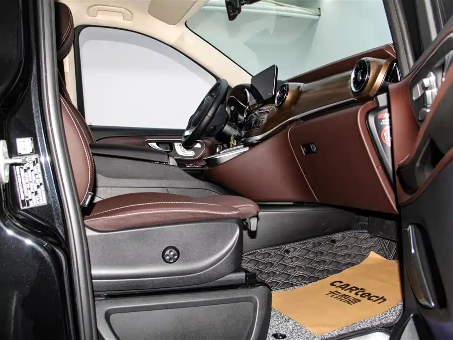 Mercedes-Benz V-Class 2023 — фото 18
