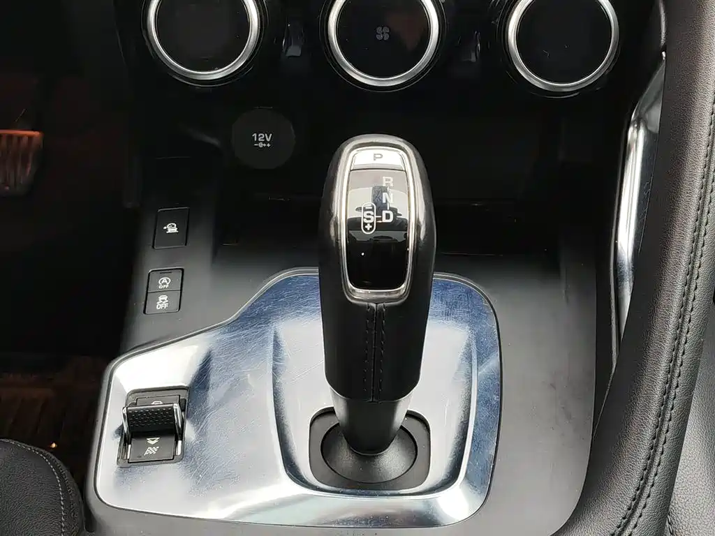 Jaguar E-PACE 2019 — фото 13