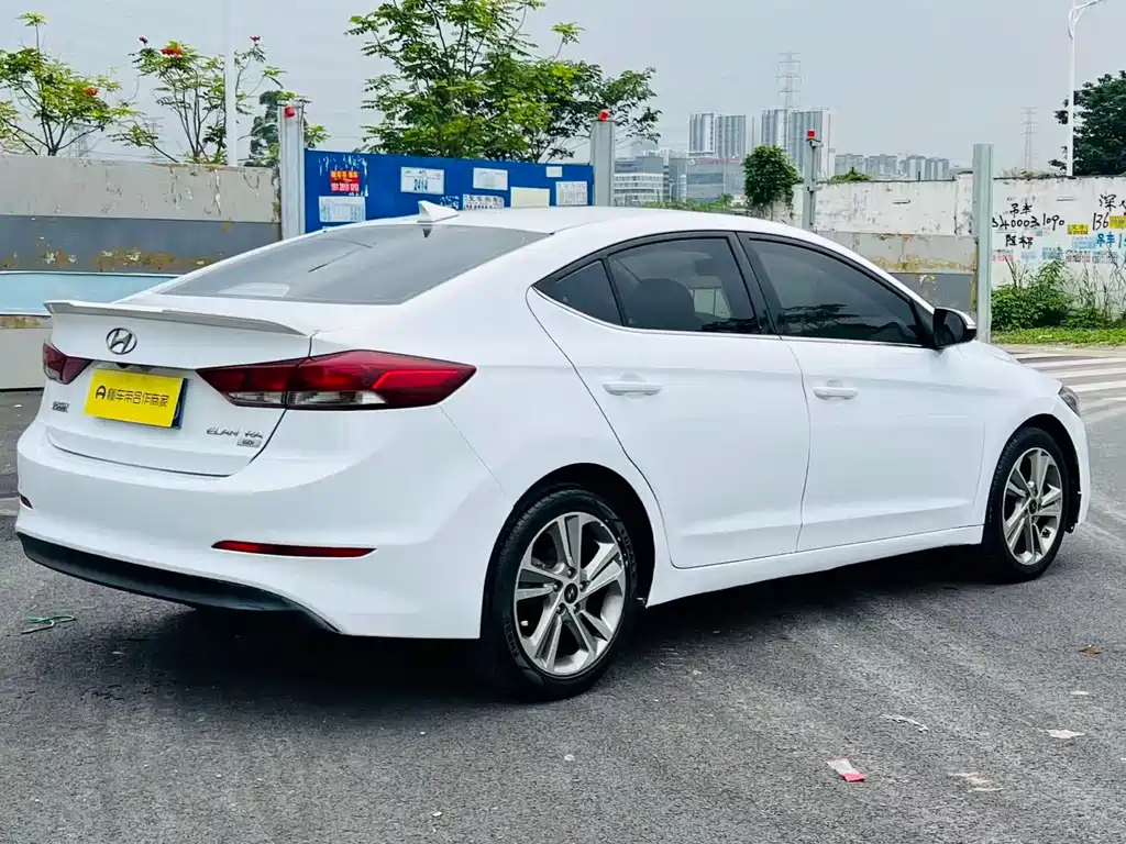 Hyundai Elantra 2016 — фото 5