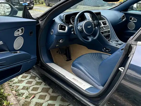 Aston Martin DB11 2020