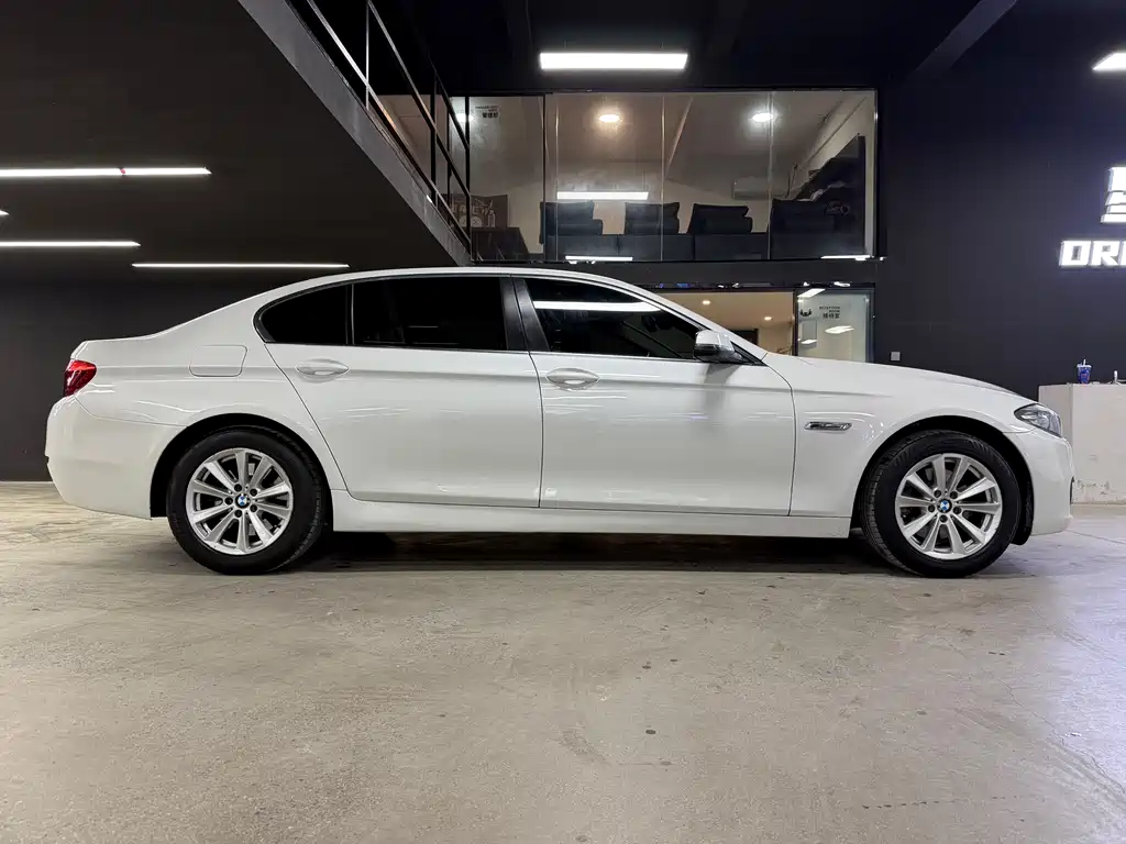 BMW 5 Series 2017 — фото 10