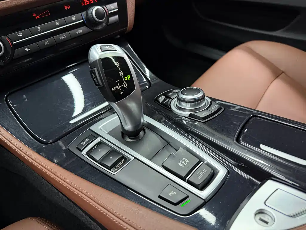 BMW 5 Series 2017 — фото 17