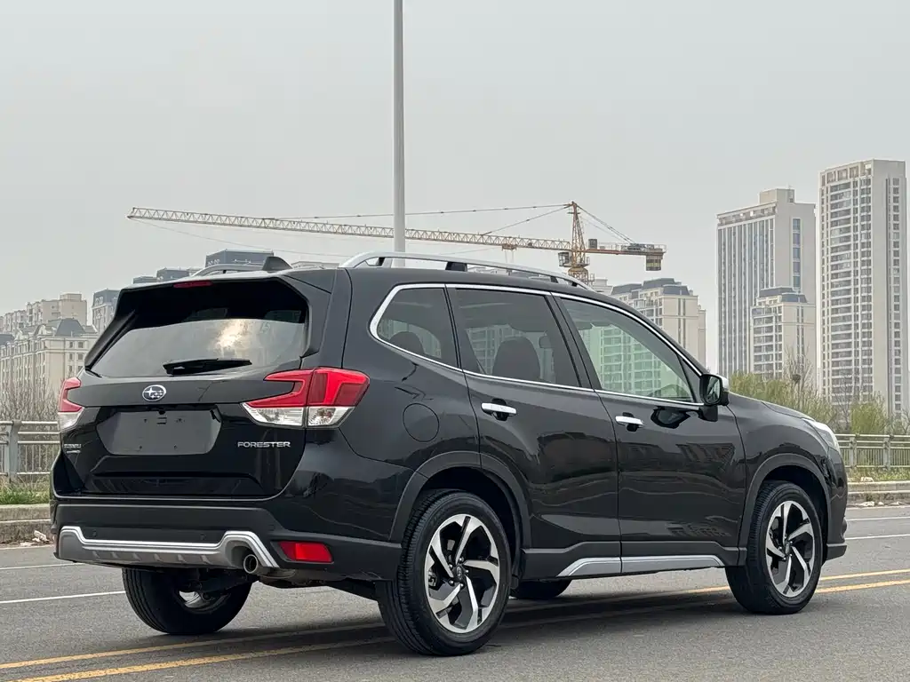 Subaru Forester 2023 — фото 10