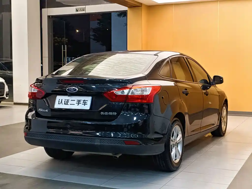 Ford Focus 2015 — фото 28