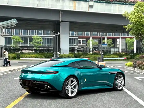 Aston Martin DB12 2025
