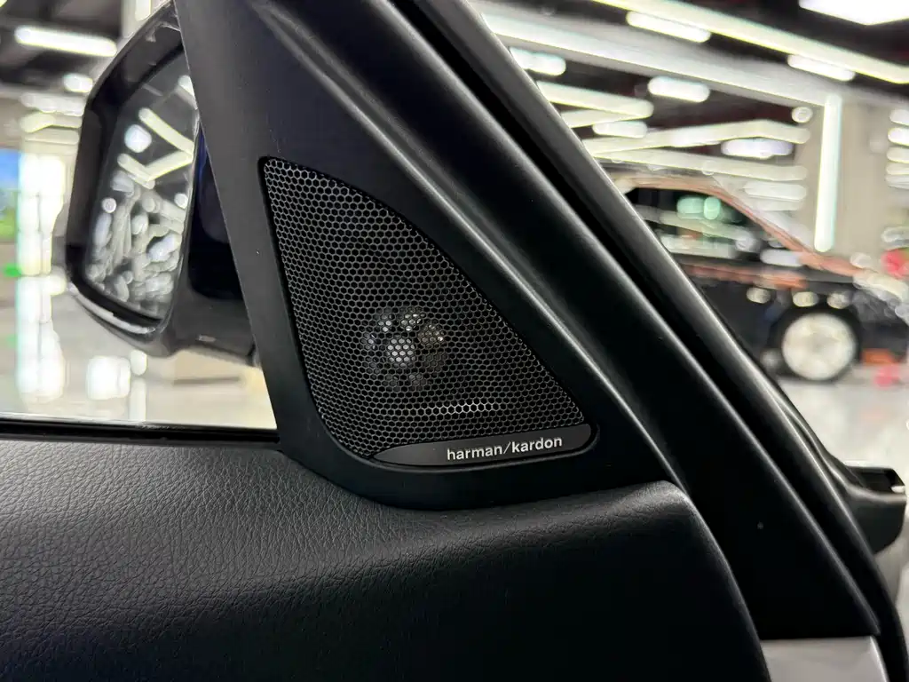 BMW 3 Series 2019 — фото 9