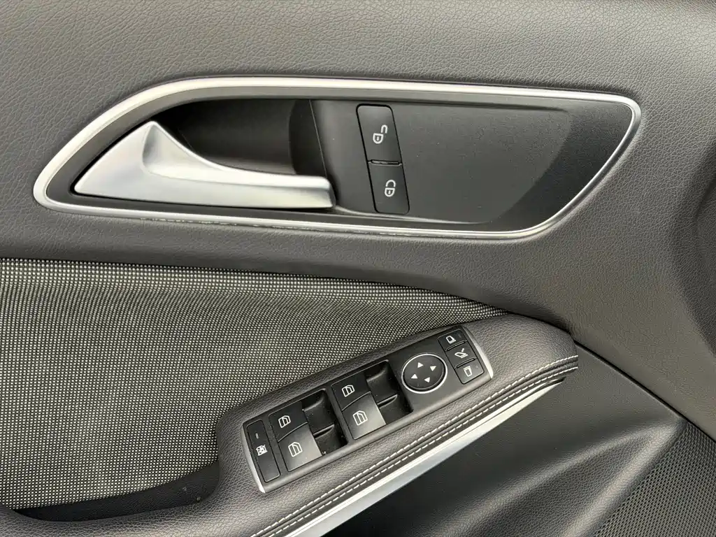 Mercedes-Benz A-Class 2018 — фото 10