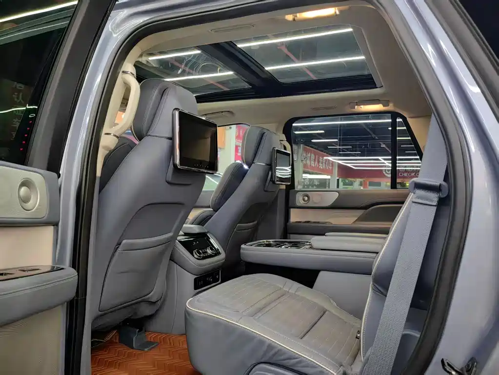 Lincoln Navigator 2021 — фото 10