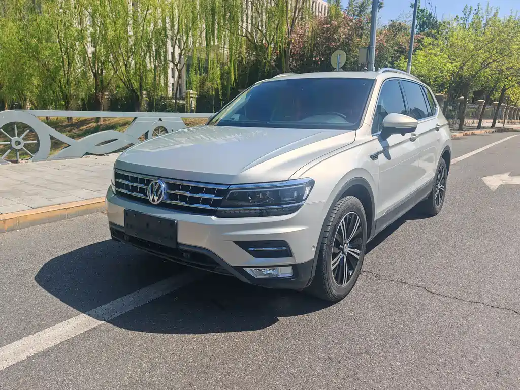 Volkswagen Tiguan L 2017 — фото 1