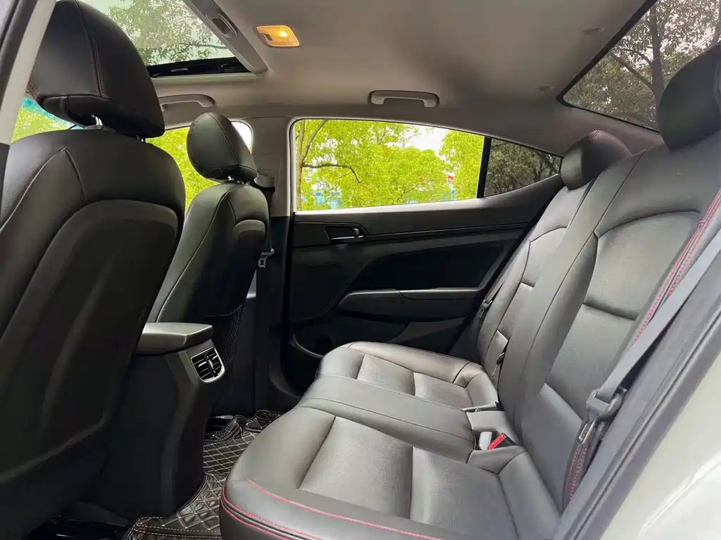 Hyundai Elantra 2019 — фото 12