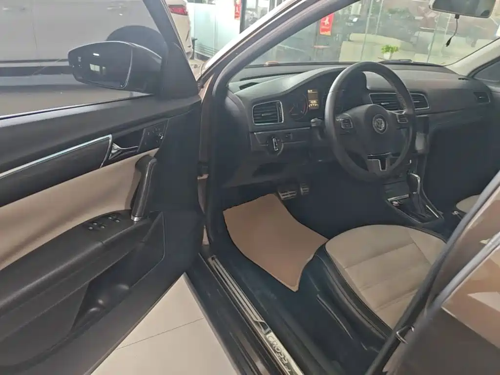 Volkswagen Cross Lavida 2015 — фото 16