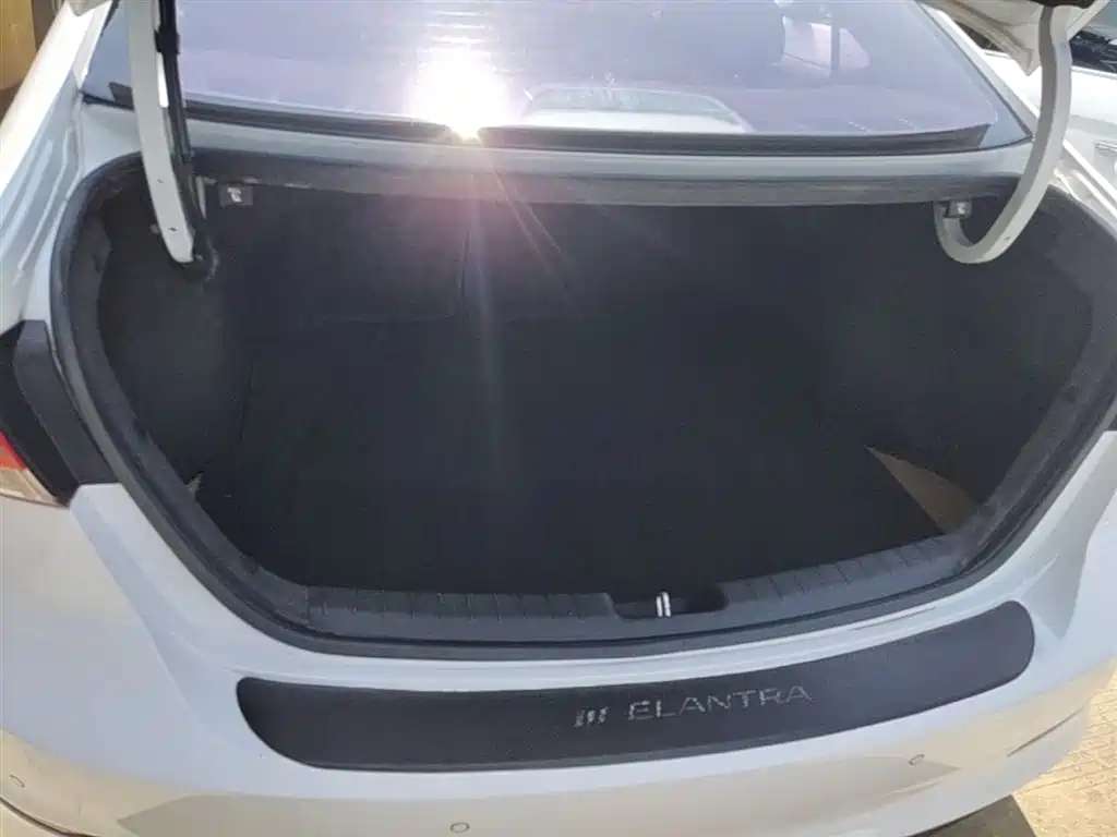 Hyundai Elantra 2020 — фото 19