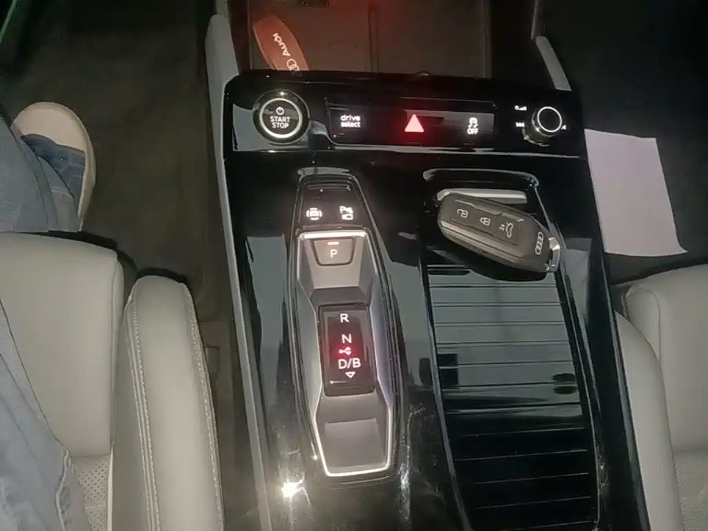 Audi Q6L E-Tron 2025 — фото 21