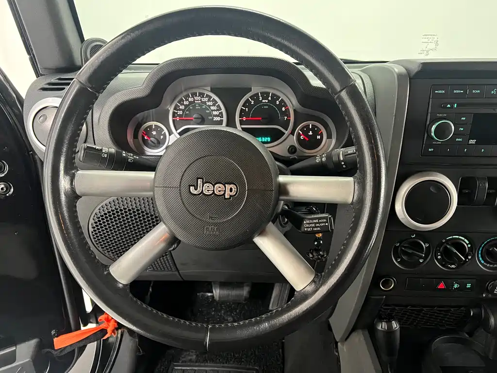 Jeep Wrangler 2010 — фото 12