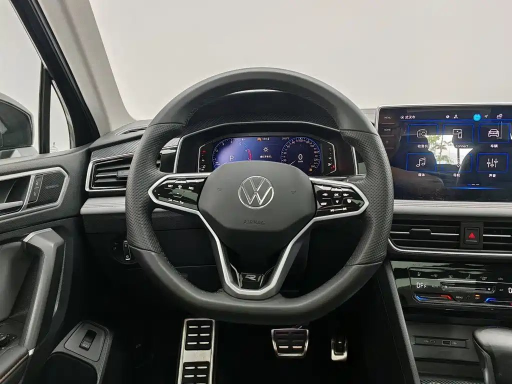 Volkswagen Tiguan L 2023 — фото 11