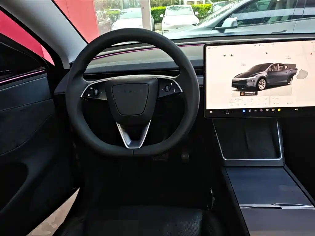 Tesla Model Y 2025 — фото 11