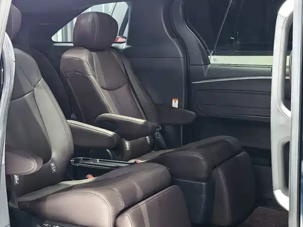 Toyota Granvia 2023