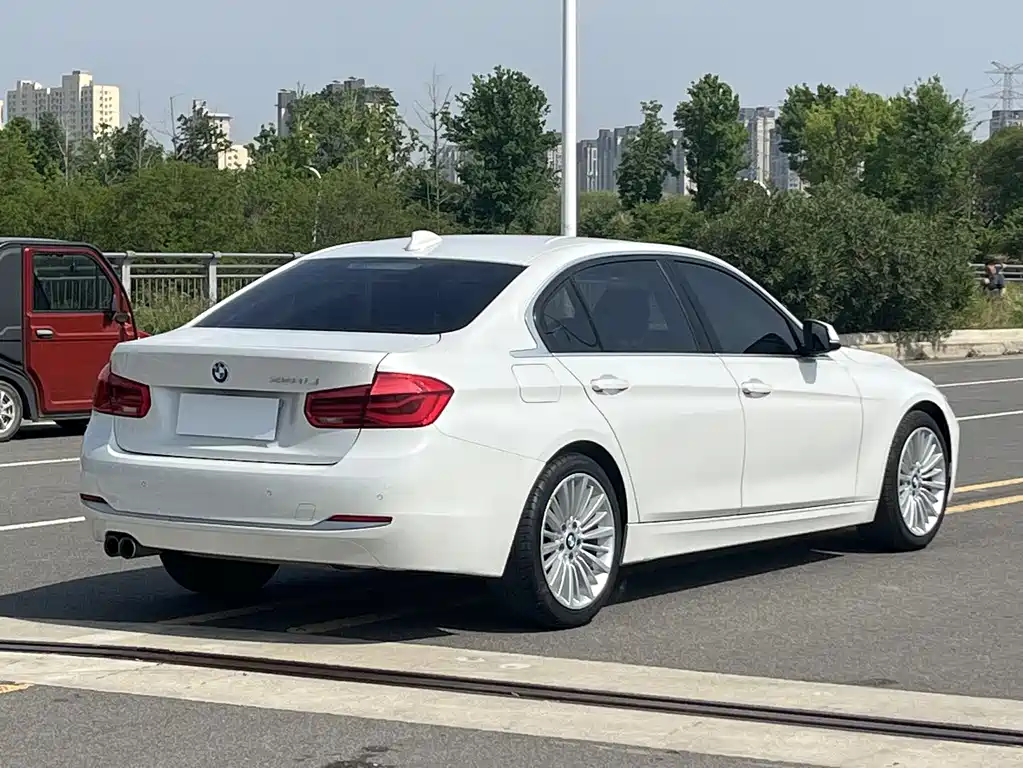 BMW 3 Series 2018 — фото 10