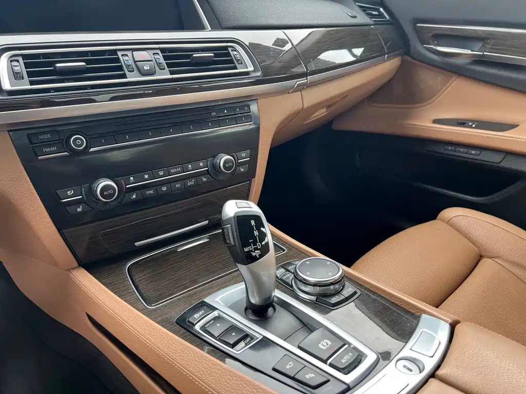 BMW 7 Series 2016 — фото 19