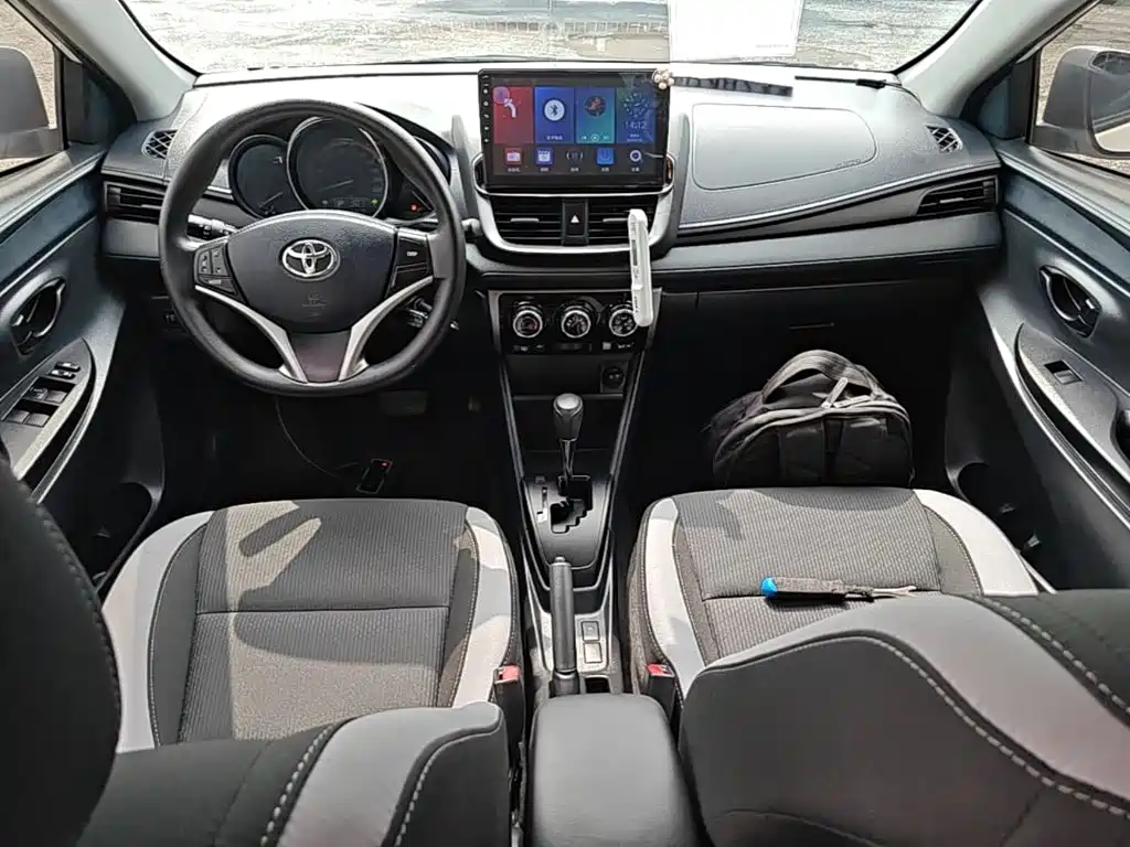 Toyota Yaris L 2022 — фото 10