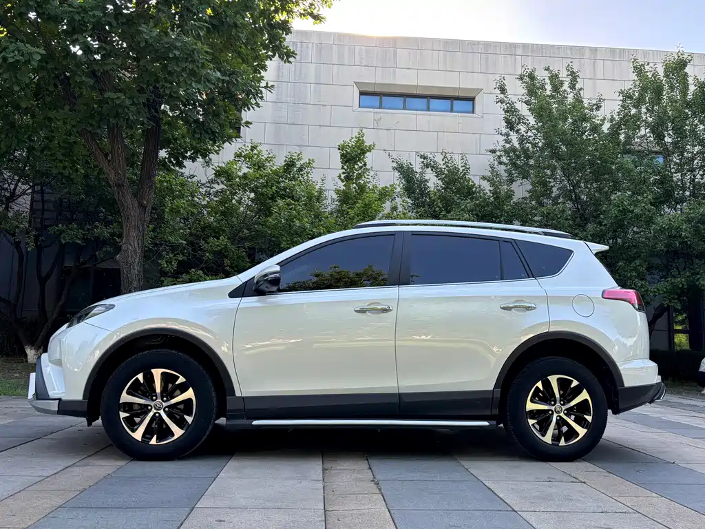 Toyota RAV4 2016 — фото 5