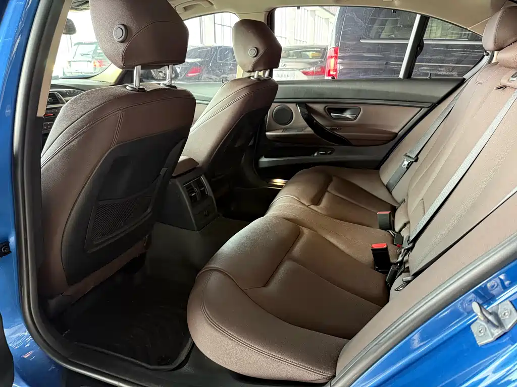 BMW 3 Series 2018 — фото 16
