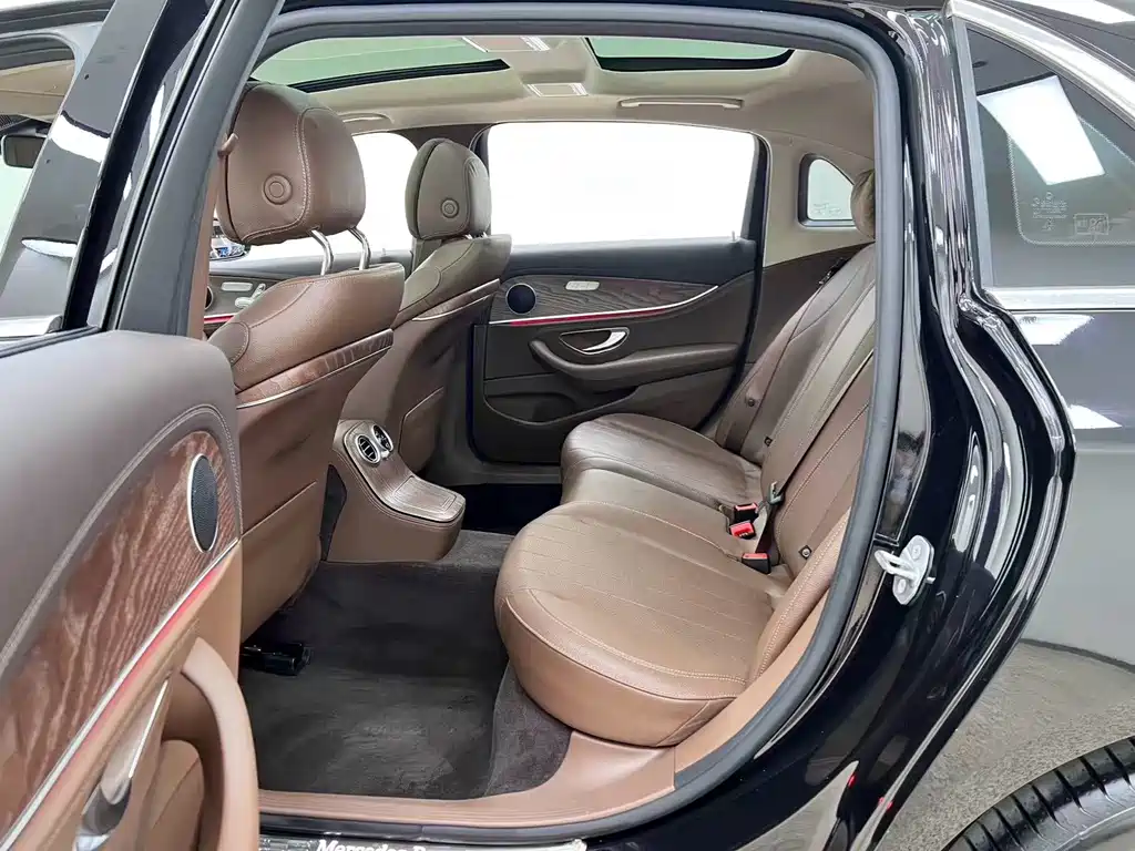Mercedes-Benz E-Class 2022 — фото 18