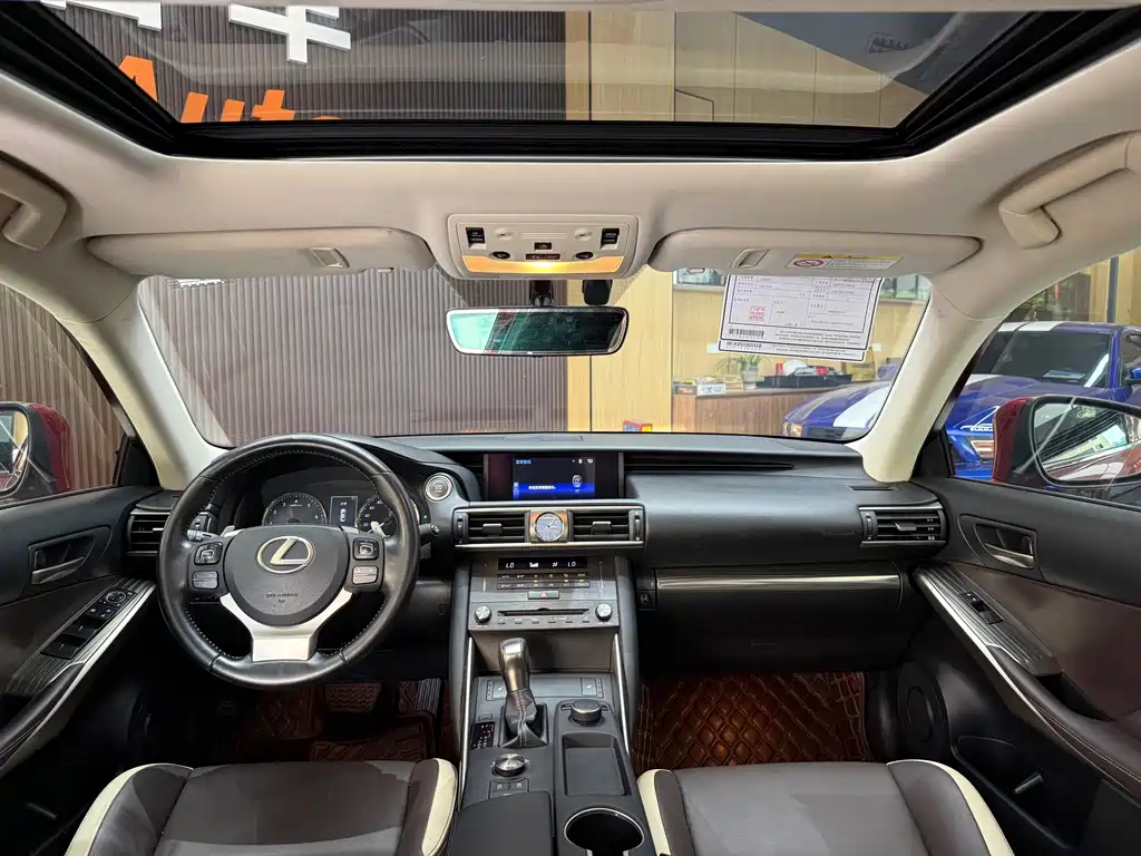 Lexus IS 2018 — фото 16