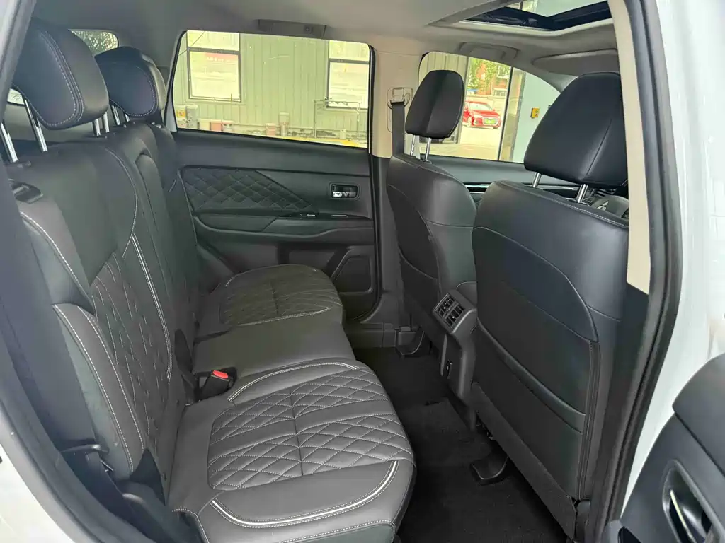 Mitsubishi Outlander 2022 — фото 18