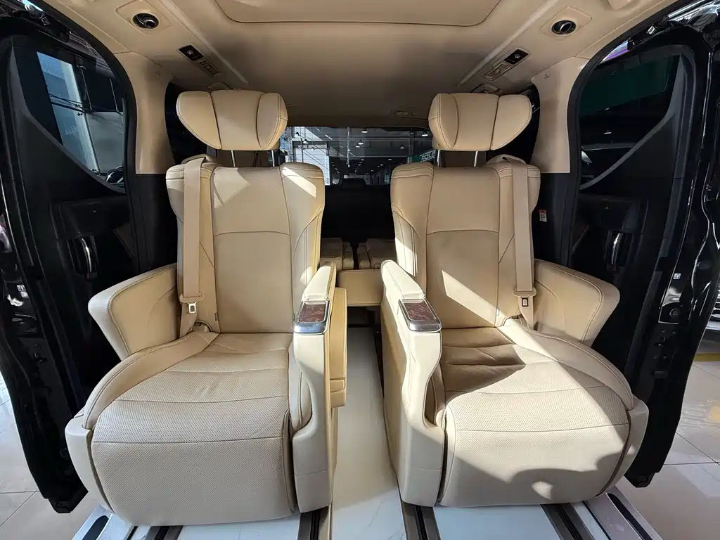 Toyota Alphard 2023 — фото 18