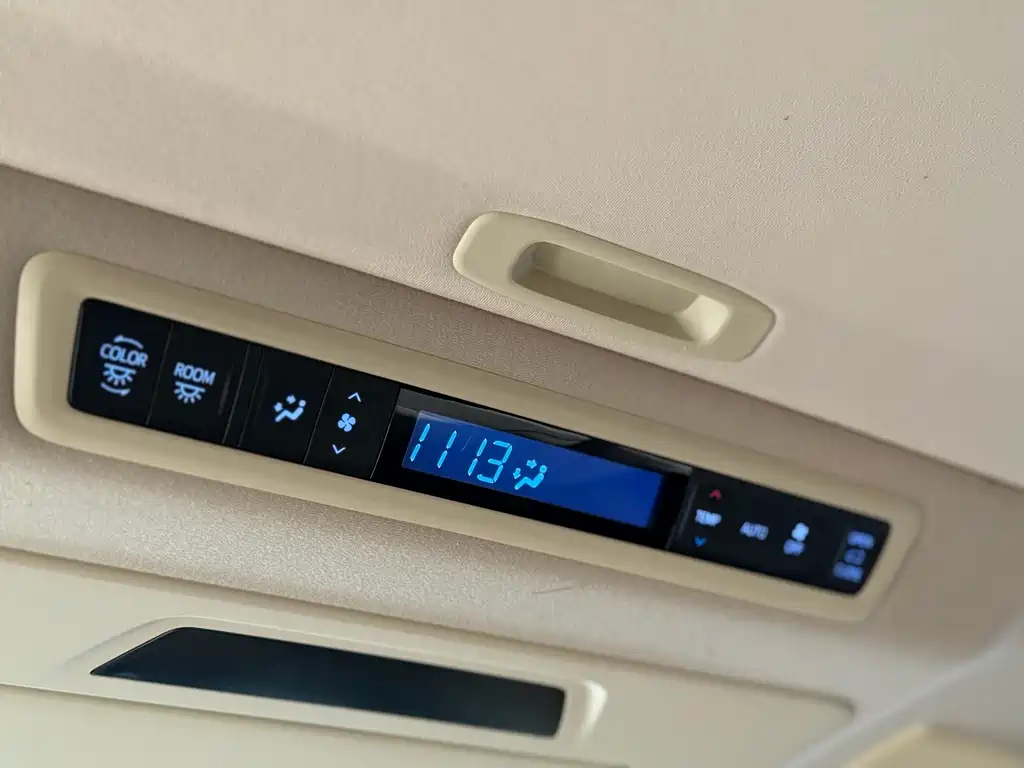 Toyota Alphard 2023 — фото 13
