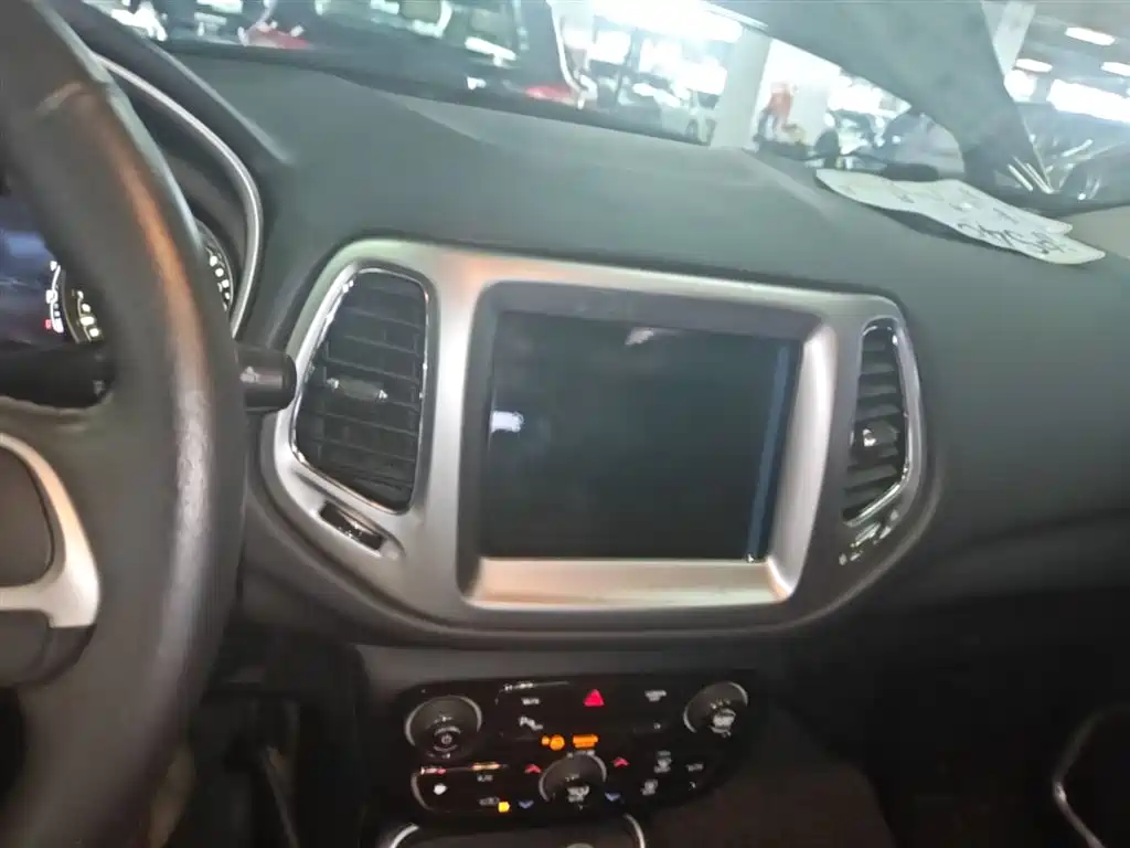 Jeep Compass 2017 — фото 13