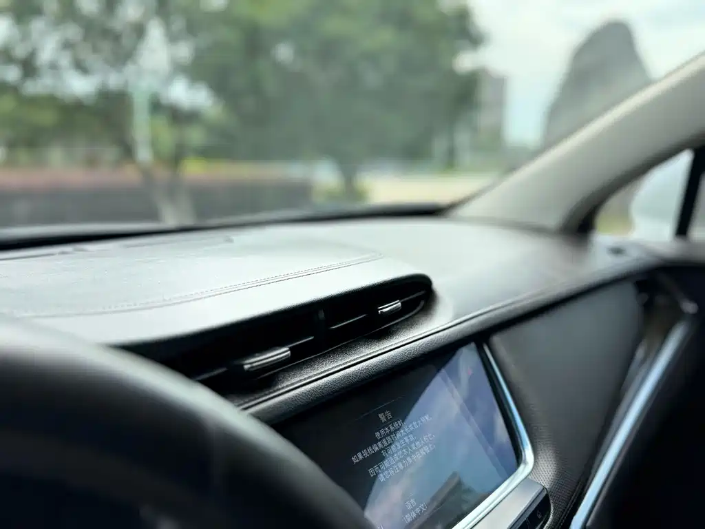 Cadillac XT5 2017 — фото 14