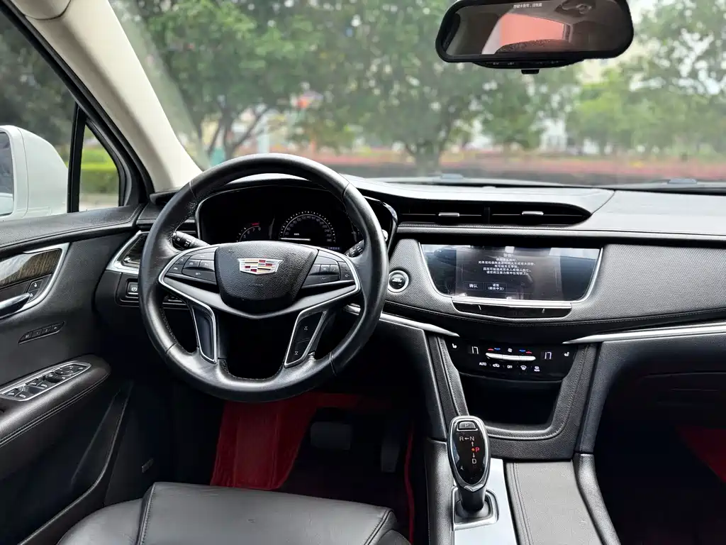 Cadillac XT5 2017 — фото 18