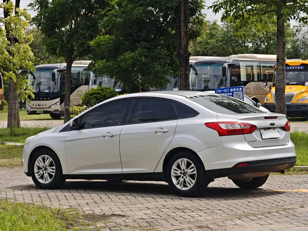 Ford Focus 2015 — фото 16