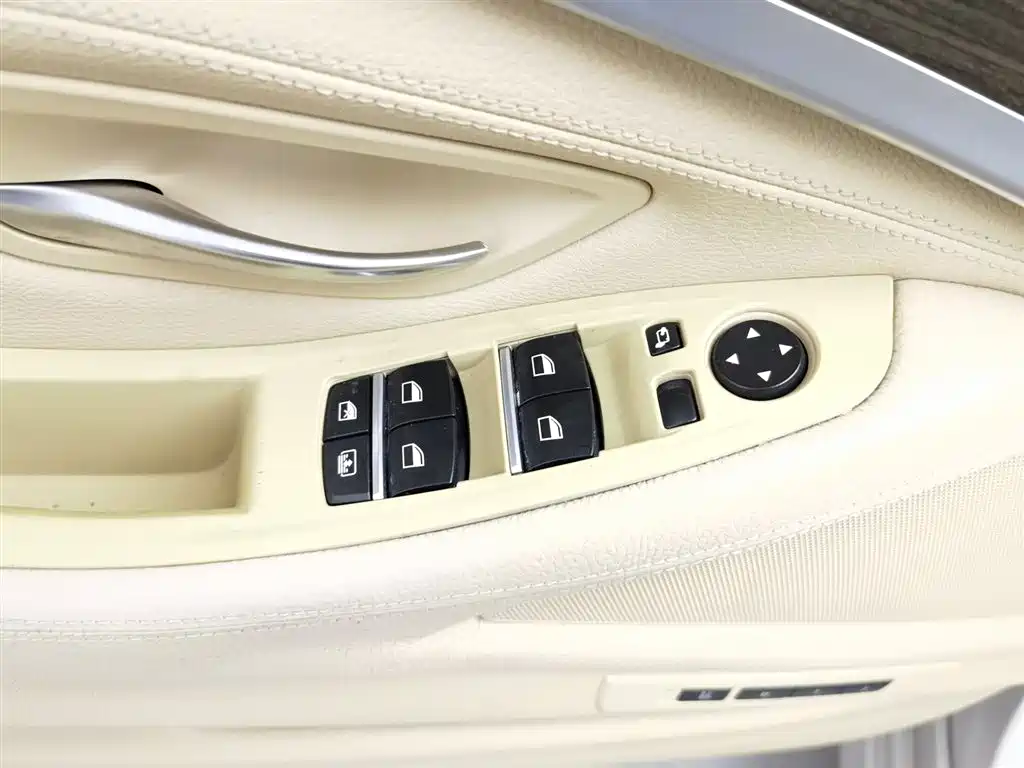BMW 5 Series 2012 — фото 9