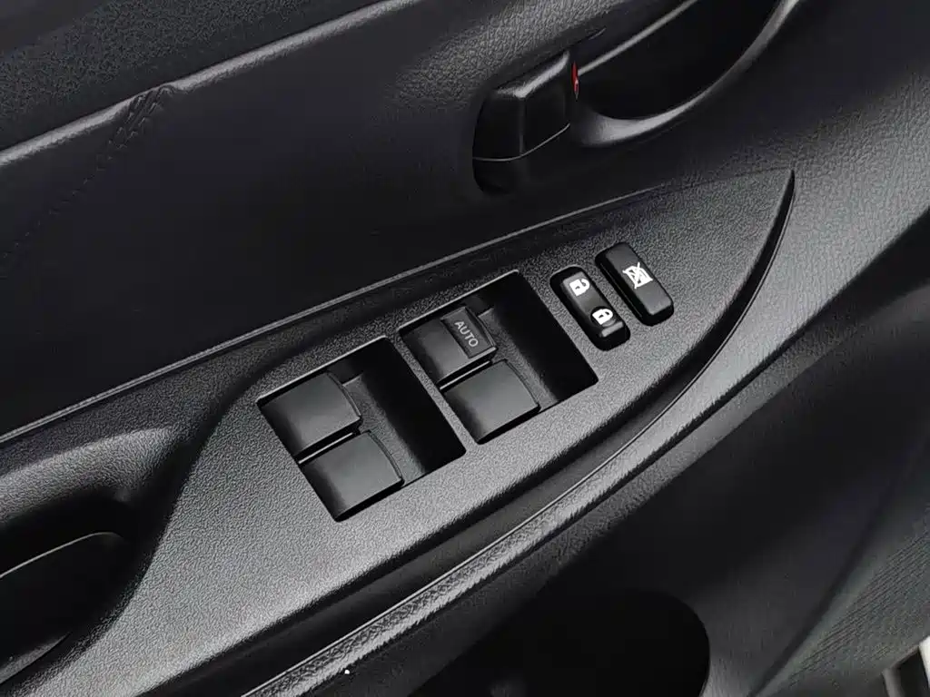 Toyota Yaris L 2020 — фото 9