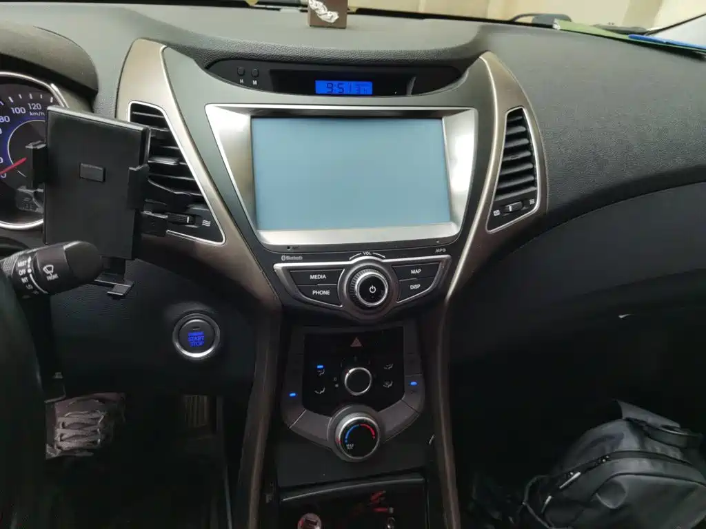 Hyundai Elantra 2015 — фото 9