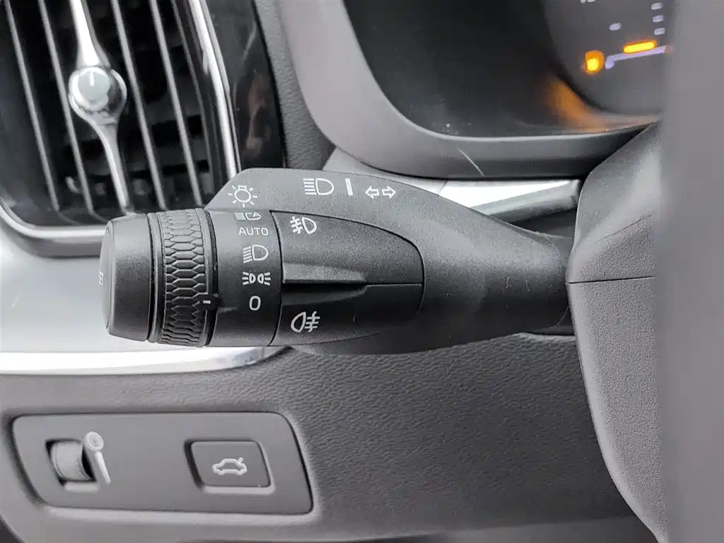 Volvo XC60 2018 — фото 21