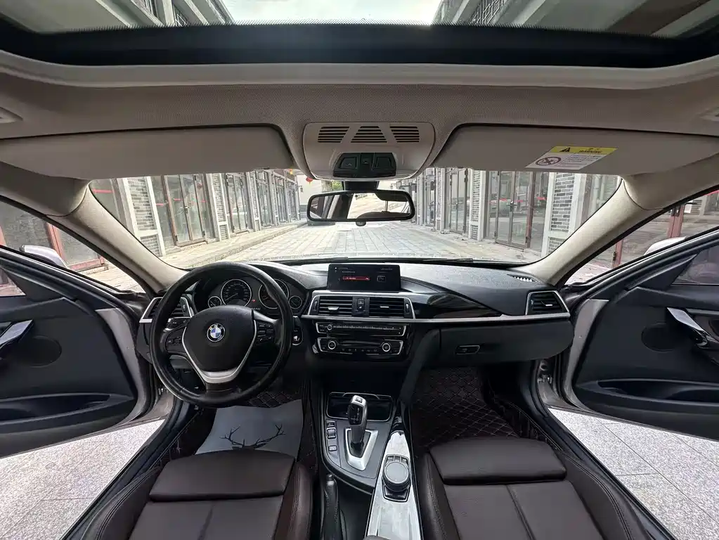 BMW 3 Series 2018 — фото 11