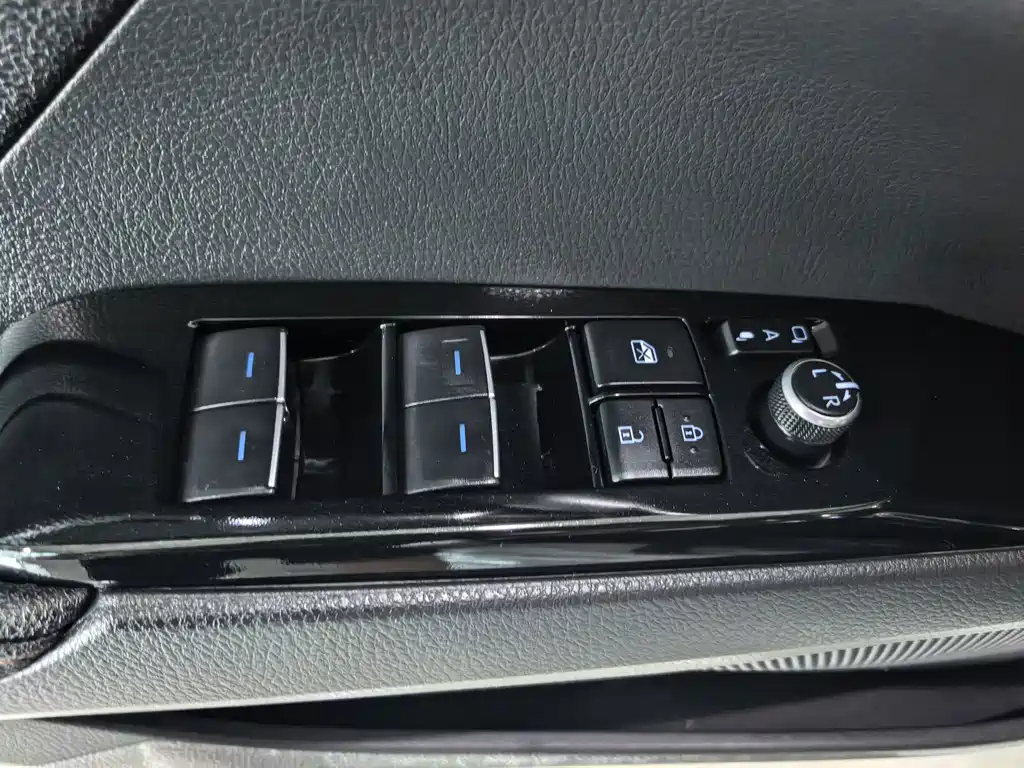 Toyota Camry 2022 — фото 11