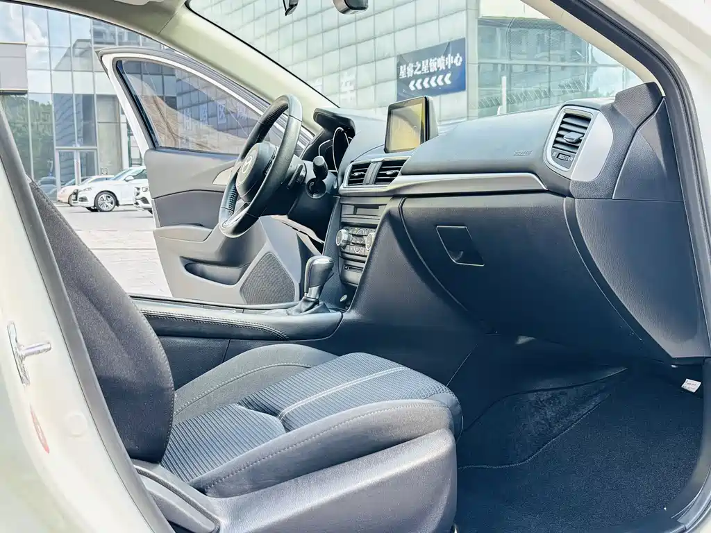 Mazda 3 Axela 2018 — фото 11